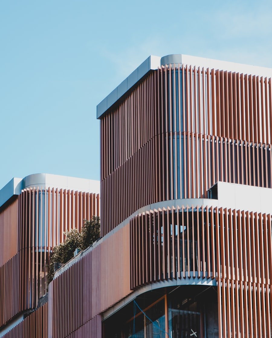 Edifício de concreto com fachada contemporânea